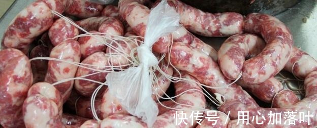 灌香肠时，肉不需要马上腌！要想不发霉，变香入味，这2步不可少！
