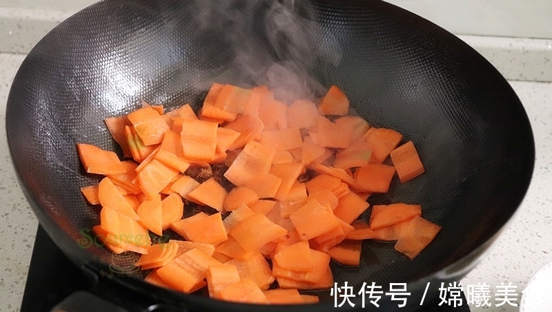 胡萝卜片|五花肉加2种食材，简单炒一炒，下饭又营养，儿子隔三差五吃一次