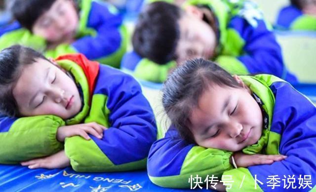 宝妈|幼儿园“贪睡宝宝”赖床不起,老师同学全员出动,宝宝依旧睡得香