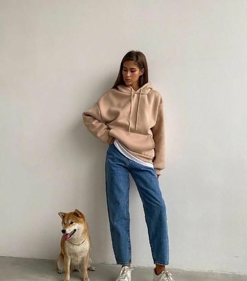 最近火了一种穿法:卫衣+小脚裤,洋气显瘦,承包整个春季的时尚