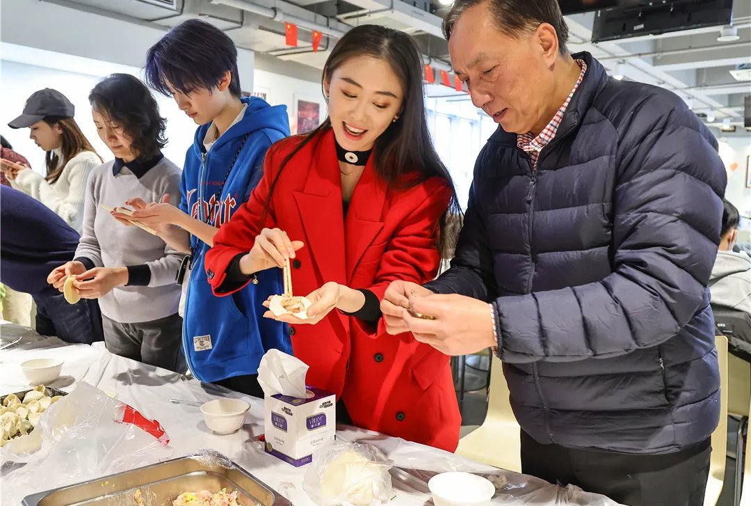 元宝饺@“鹮仙”们齐齐动手包饺子！上海歌舞团的团圆饭也太“仙”了