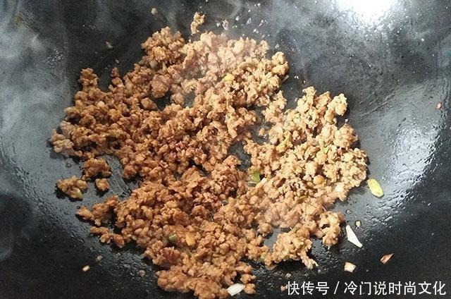 肉末韭菜炒|这炒菜,家人三天两头闹着要吃,营养又好做,入口滑溜溜,吃不厌