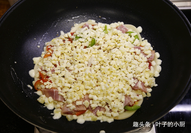 平底锅怎么做披萨不用揉面一次成功,几分钟就出锅,比买的还香