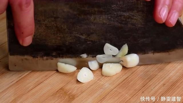 一个萝卜,加1把花生米,教你新做法,我家一周做5次,真香