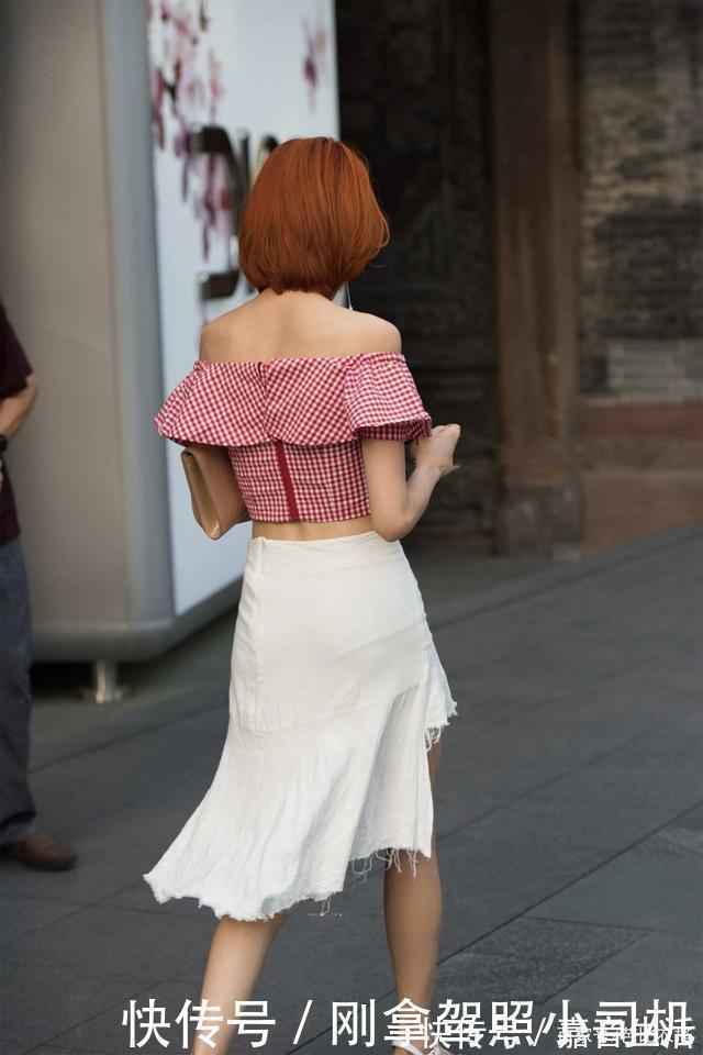 整体搭配 格子上衣,搭配一件白色裙子,气质素静温柔