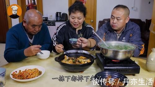 入冬后要多吃鱼,教你懒人做法,用料简单味道好,出锅连汤都不剩