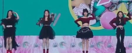 硬糖年夜飯舞臺,大家都穿蓬蓬裙,卻不告訴希林,結(jié)果有點無語