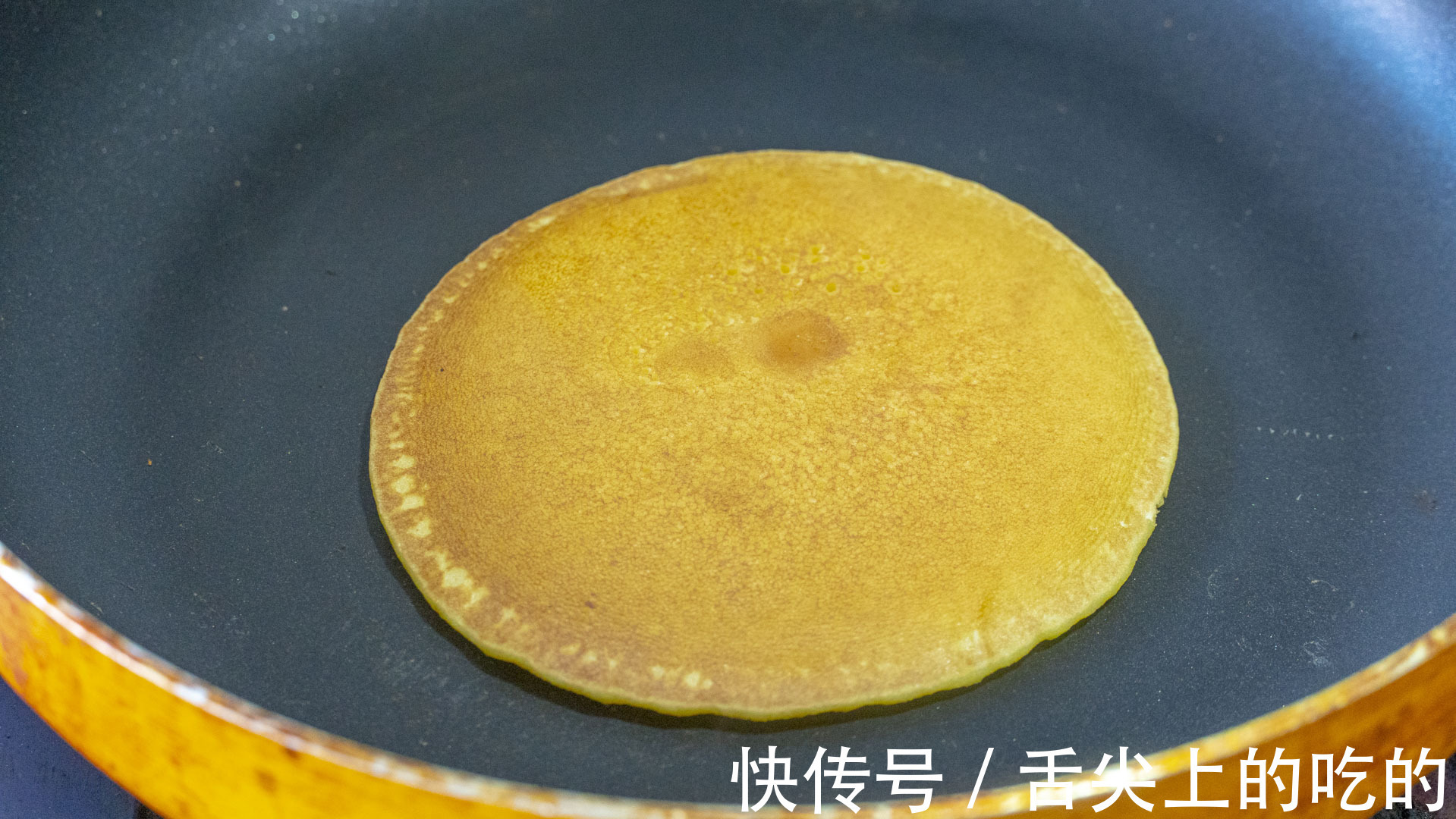 玉米面这样做,比蛋糕还好吃,柔软香甜,简单几步,2分钟出锅