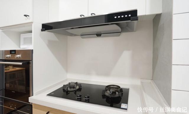 墙面|厨房别再贴瓷砖了,这种新型替代材料,看着高级还耐脏