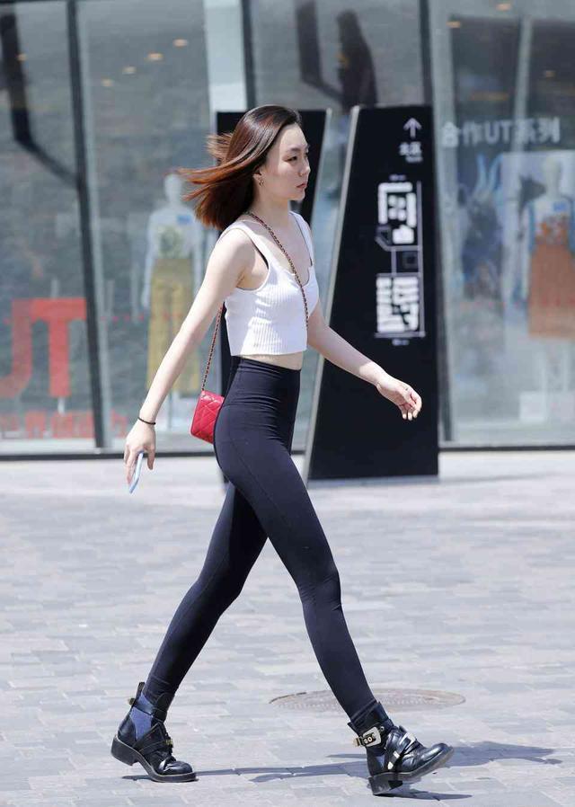 卷发|身穿黑色抹胸公主裙 ,小卷发和精致的五官更配哦,小姐姐笑得很甜