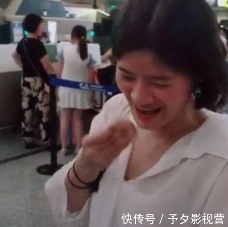 百安|女子过安检被拦,因证件不符无奈现场卸妆,露出素颜后年轻十岁