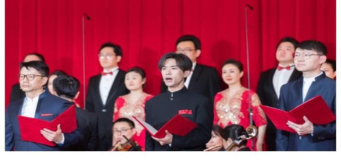 除了刘德华和易烊千玺,还有谁参加央视茶话会并登上《新闻联播》