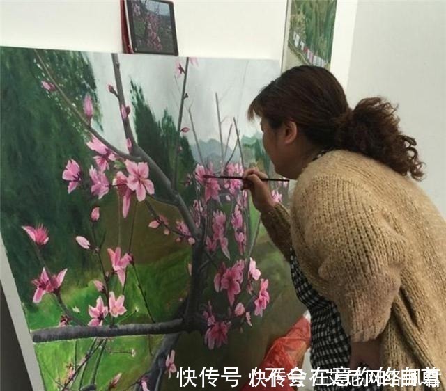 农村妇女#大妈模仿大师画桃花,200元一副却能以假乱真,专家:亵渎艺术