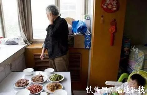 一日三餐|“帮女儿带孩子是我最错的决定”,这位老人的哭诉,值得众人反思
