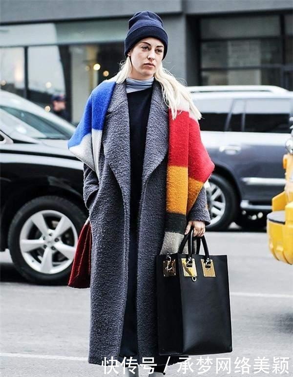 今年冬天“大衣+帽子”火了,时髦保暖还显脸小,潮人们都上头了