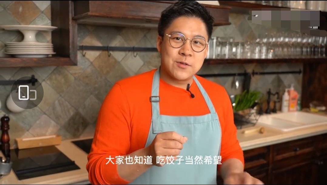 家居服|郭晶晶亲自下厨好熟练,穿围裙秒变贤惠煮妇,换新发色过年真洋气