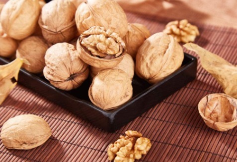 好处|早上空腹吃3颗核桃,半月后,3大好处显而易见,女人最不能错过