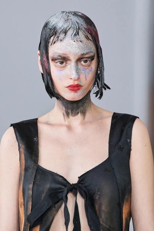 时装周后台的秘密：模特的高级感都是“妆”出来的？