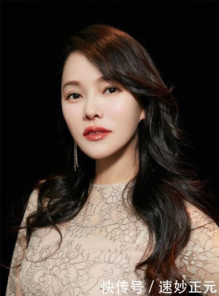 羊毛卷 50岁左右的女人,发型不要留羊毛卷和黑长直,这些更洋气