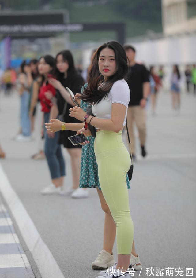 颜色 彩色打底裤搭配白色上衣,特别有质感,同时显得很俏皮