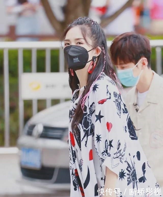 谢娜|赵丽颖参加《快本》预告片曝光,卖力烘托气氛,助阵好友谢娜回归