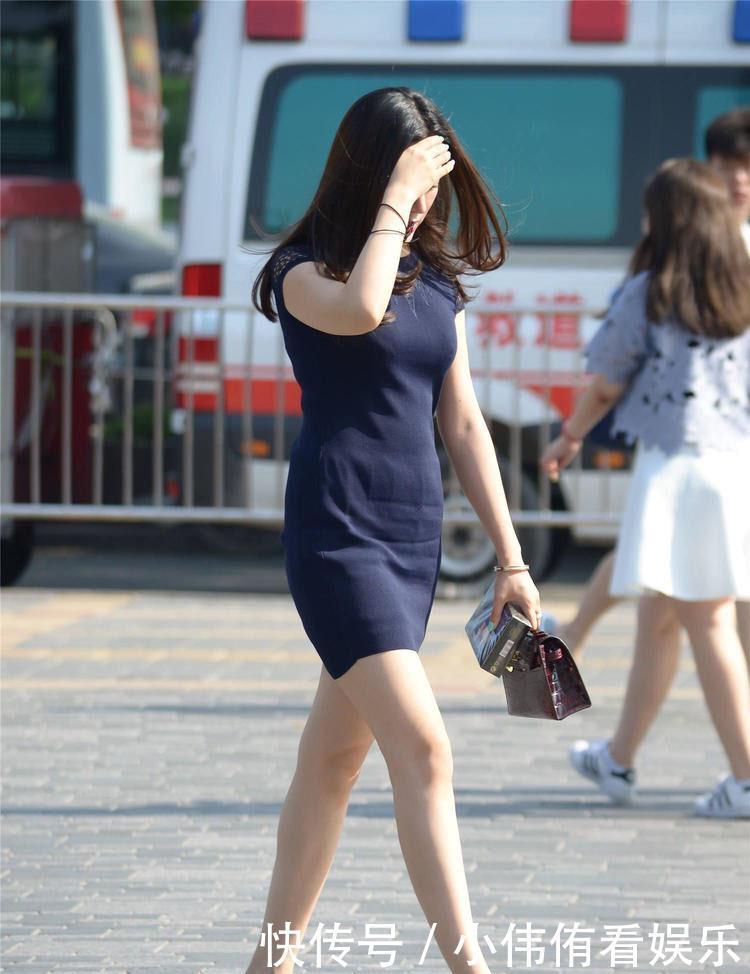 40岁的美丽阿姨,脚底踩一双“小船”,老公担心她歪倒