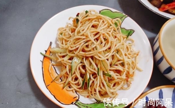 餐具|成都一家三口的晚餐,走红朋友圈,网友:餐具比菜养眼
