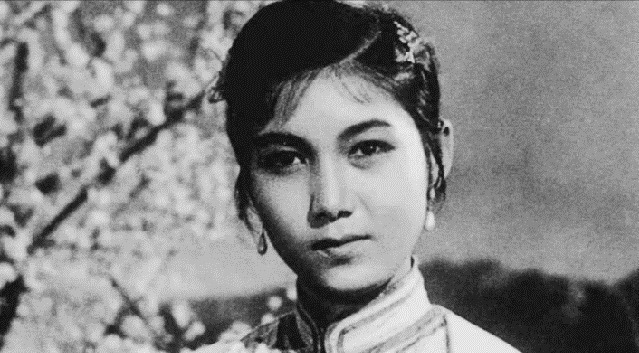 画作&齐白石盯着新凤霞目不转睛,旁人提醒,齐白石怒怼:我偏要看