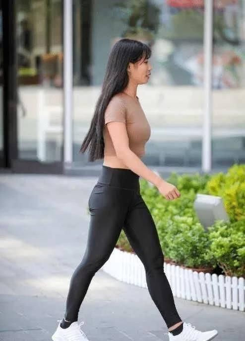 上身|宽胯的打底裤美女,巧妙的避免了“大象腿”的尴尬