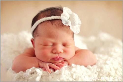 先天|最“爱妈”新生儿火了,一出生就向妈妈求抱抱,网友:没喝孟婆汤