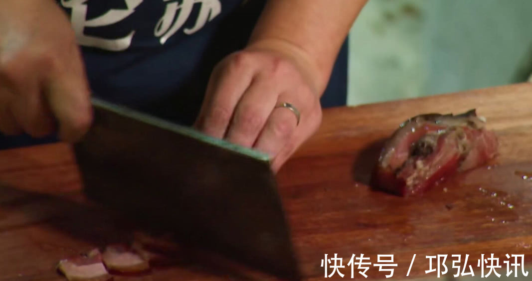 向往的生活黄磊每天要炒一碗腊肉,看他放的配料,难怪陈伟霆不吃