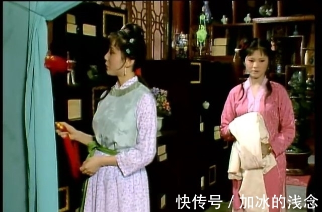 晴雯@两版《红楼梦》对比,同是挨训,一个谨言慎行,一个浮浪轻佻