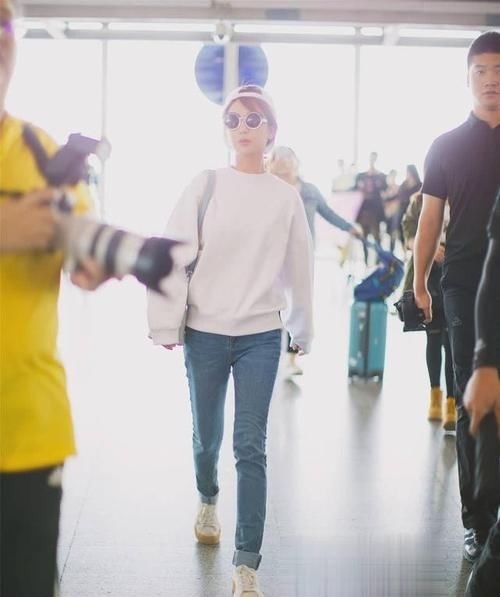 搭配 帆布鞋已经失宠了,今年最火的鞋子是“饼干鞋”,时髦显瘦又显高