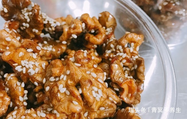 核桃|女性过了40不想变老太婆,常吃3种食物,滋养皮肤,保养身体