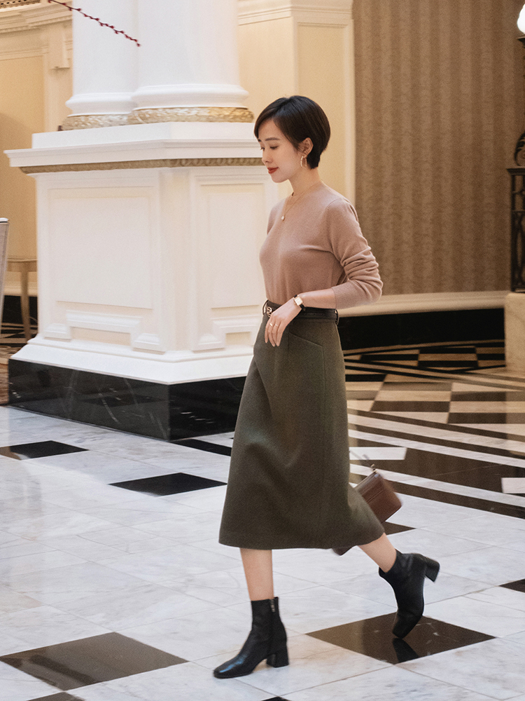 半身裙 秋冬季节怎么穿?针织开衫搭配百褶半身裙温柔优雅,美出了新高度