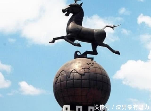 答应|历史课本上的“马踏飞燕”为何只有侧面照?正面:答应我忍住别笑