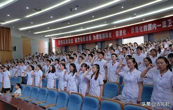 火车$上联“火车失火,救火车赶来救火车”,下联被一个大学生对出