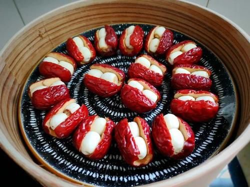  冬天多吃大枣，不用煲粥，加莲子蒸一蒸，好吃又营养