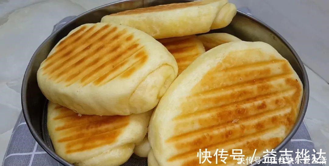 面粉别蒸馒头了,加2个鸡蛋,个个蓬松暄软,比面包简单好吃
