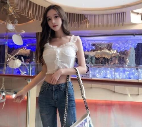身姿|美女模特：牛仔裤打底衫更显女性时尚感，曼妙的身姿