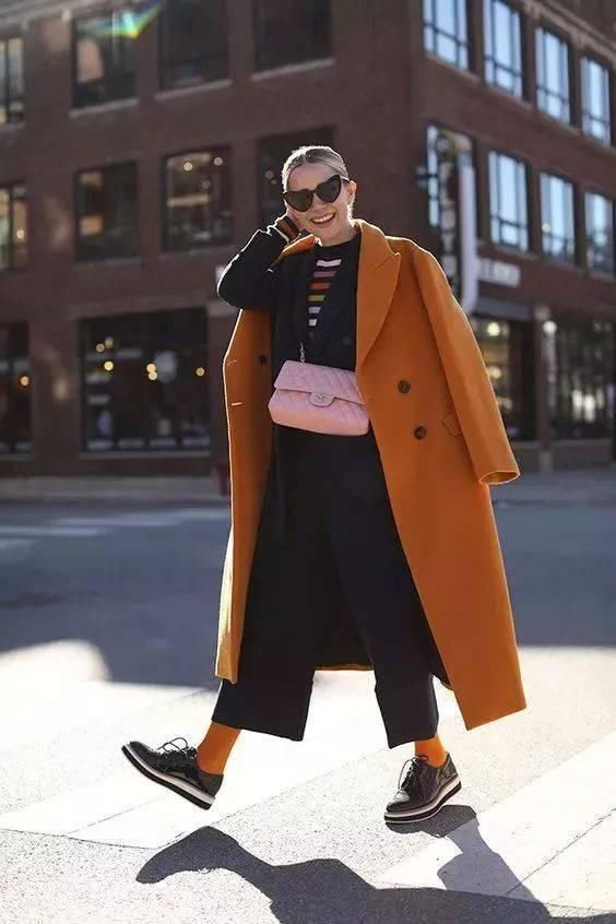  黑色|比驼色显白，比黑色高级，大衣今年流行这5个颜色！