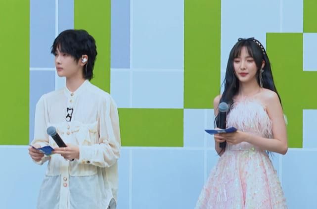 周震南背着周深,和郑乃馨“秘密互动”,这个画面让人直呼嗑疯了