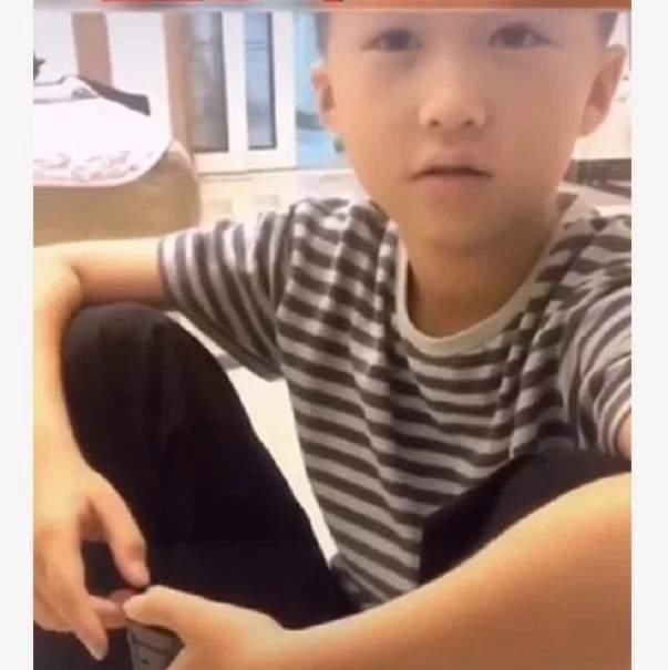 小金人|8岁男童拿“小金人”当玩具,家长崩溃,网友:“练个小号吧”