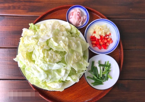 包心菜不用干锅,饭店大厨教你这样炒更好吃,一盘就能下3碗饭!