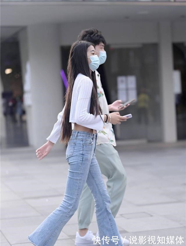 时尚 秋天的时尚美女,选择牛仔裤逛街,总要搭配出一点特别的味道!