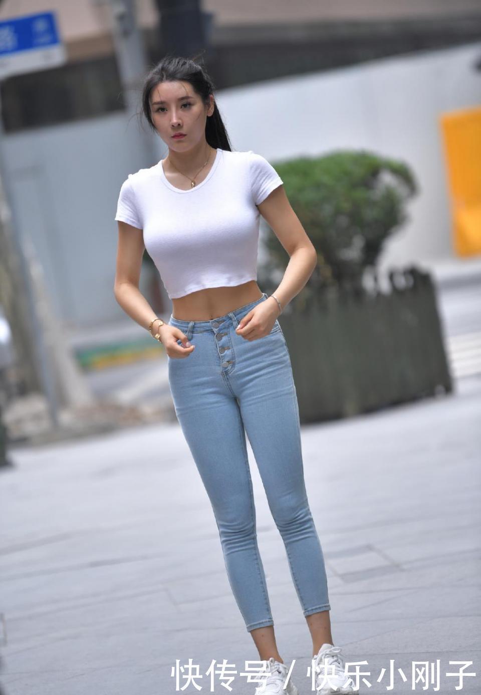 牛仔裤|非常自信的气质美女,领口开叉到腰秀出迷人身段,普通人很难震住