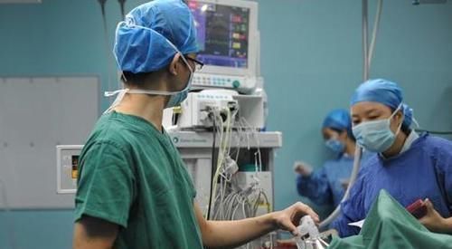 老公|产妇破水后不顾婆婆阻拦,赶紧让老公送去医院,医生:直接手术吧