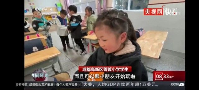 萌娃开学不停鞠躬，网友：走错片场了？不应该是“灾难大片”吗？