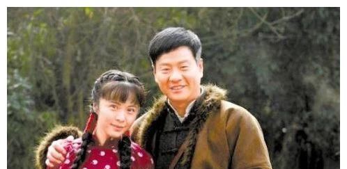 40岁为娶小9岁娇妻，今前妻大红大紫，而他却无人认识