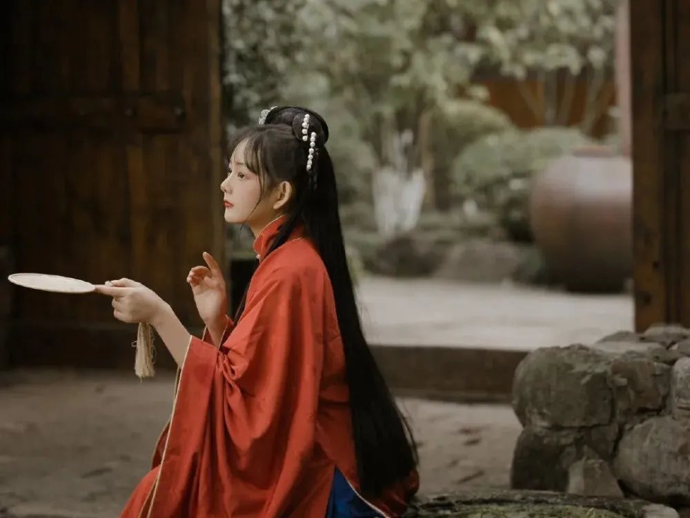 小红!《红楼梦》中出场不多,可是那么多丫鬟,我却记住了她